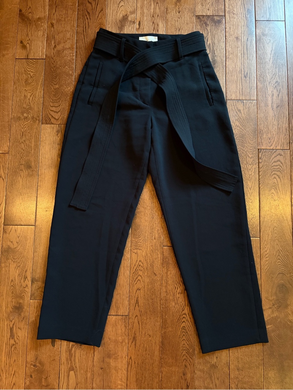 Women’s Aritzia (Wilfred) Black Tapered Belted Pants - Cropped